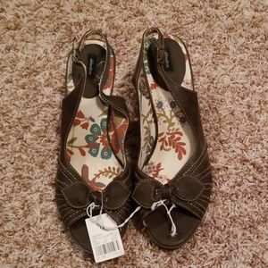 NWT Xhilaration Brown Bowtie Heels